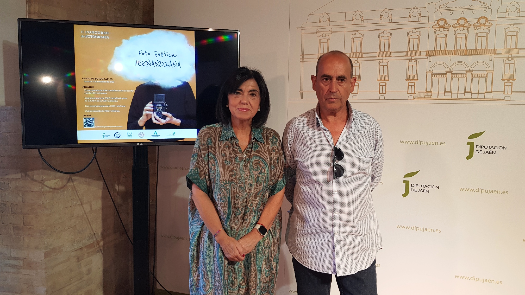 Francisca Medina y Francisco López han presentado el II Concurso Foto Poética Hernandiana. JPG de 975 KB | Fundación Miguel Hernández | Ampliar imagen