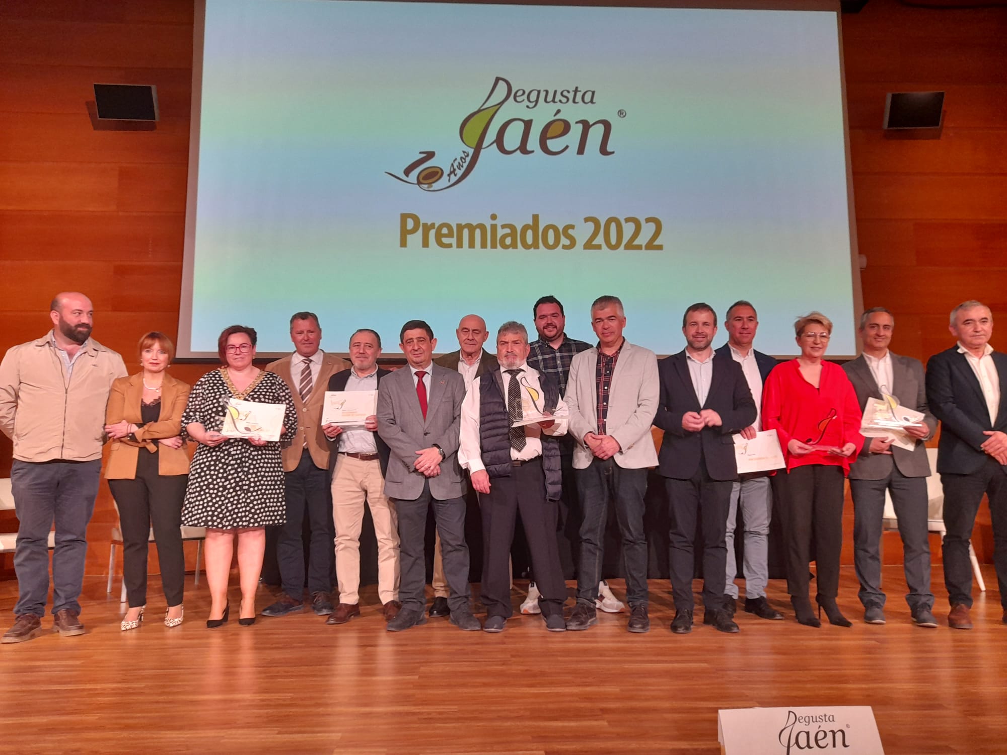 Fotos de familia durante la Gala Décimo Aniversario Degusta Jaén. JPG de 259 KB | Diputación de Jaén | Ampliar imagen
