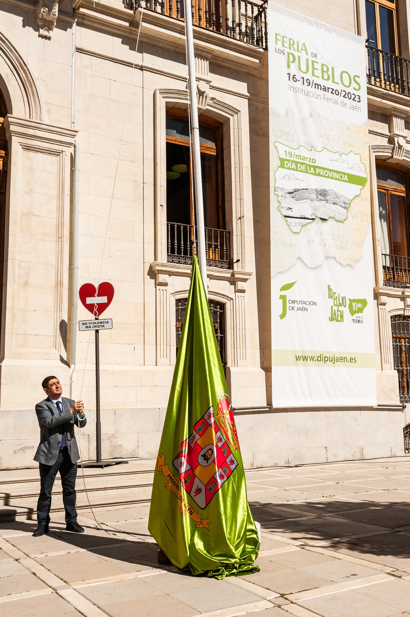 Francisco Reyes, en un momento del izado de la bandera de la provincia. JPG de 999 KB | Diputación de Jaén | Ampliar imagen