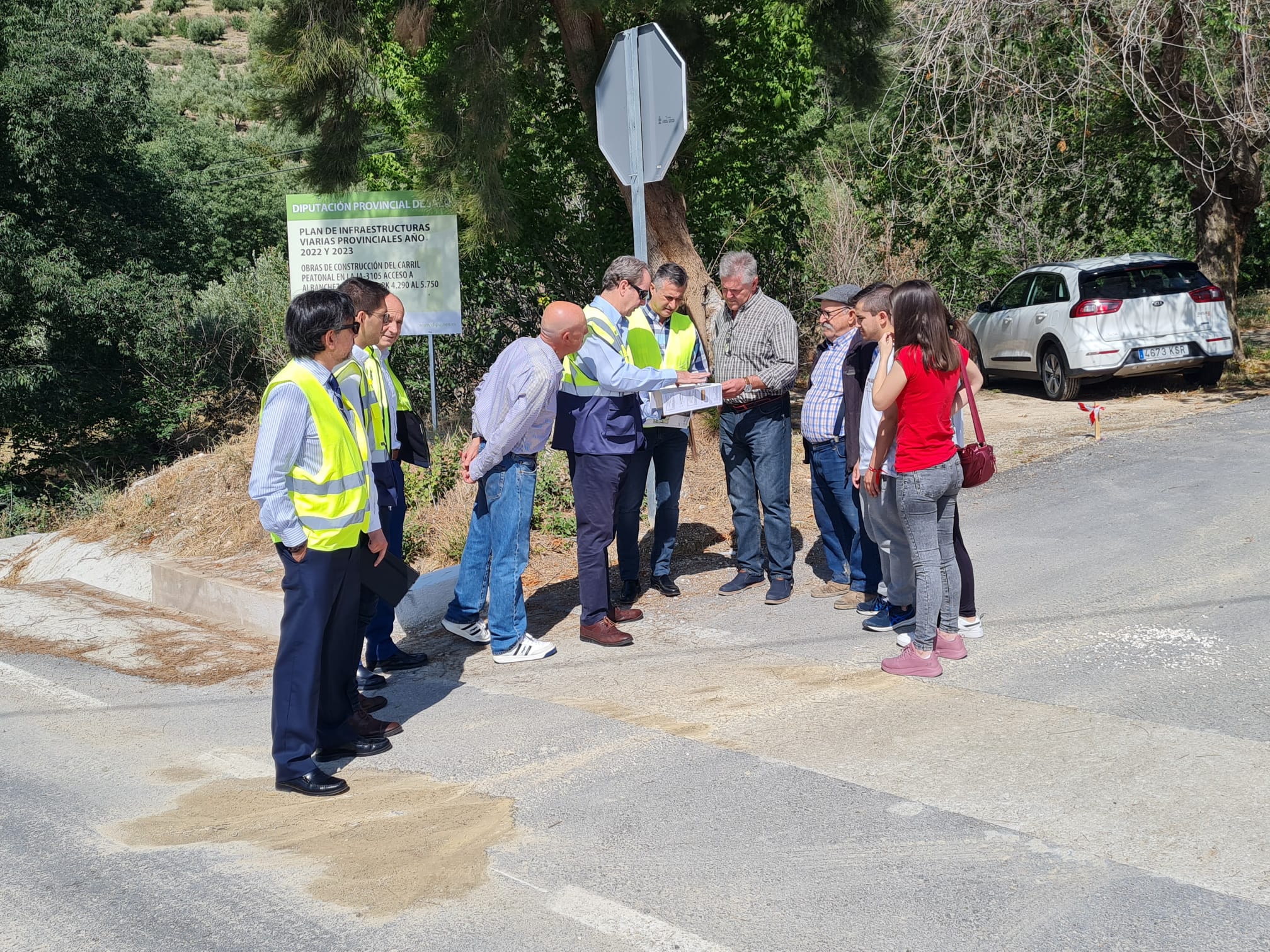 Autoridades y técnicos durante la visita técnica a la carretera JA-3105. JPG de 704 KB | Ampliar en ventana nueva | Diputación de Jaén