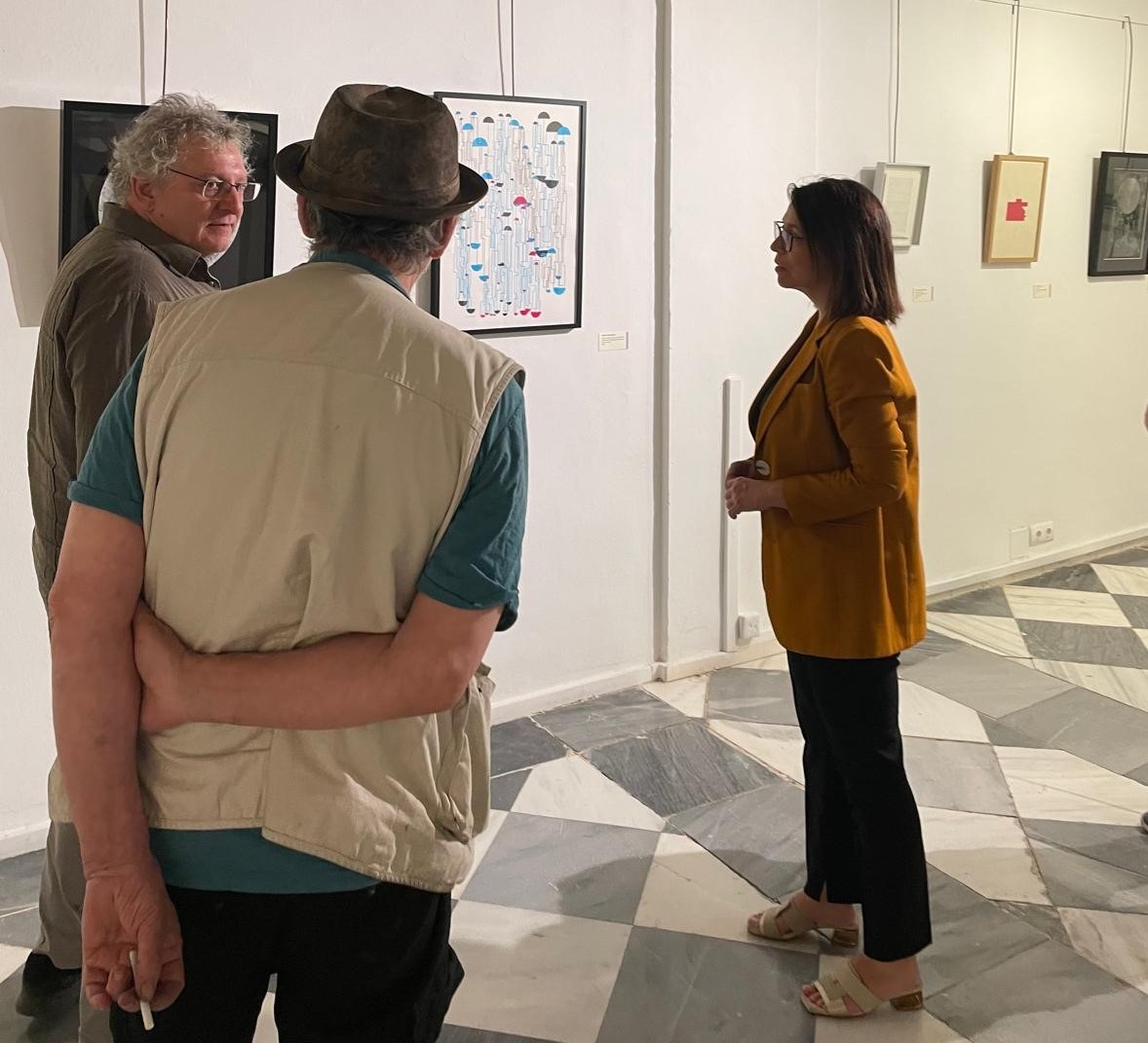 La vicepresidenta tercera, a la derecha, durante su visita a esta muestra. JPG de 191 KB | Diputación de Jaén | Ampliar imagen