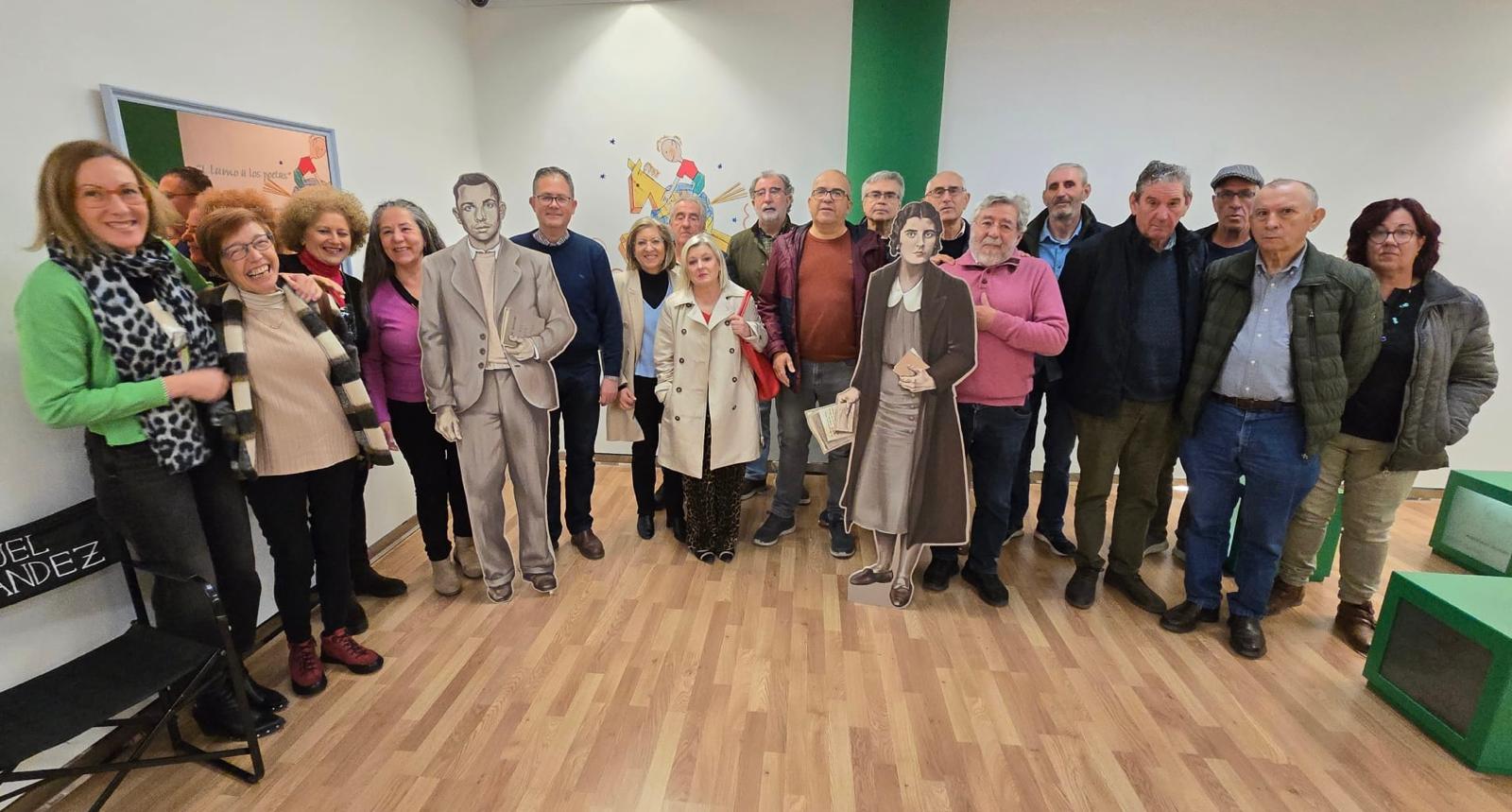 Foto de familia de miembros de la Asociación Cultural Amigos del Museo Miguel Hernández-Josefina Manresa | Diputación de Jaén | Ampliar imagen