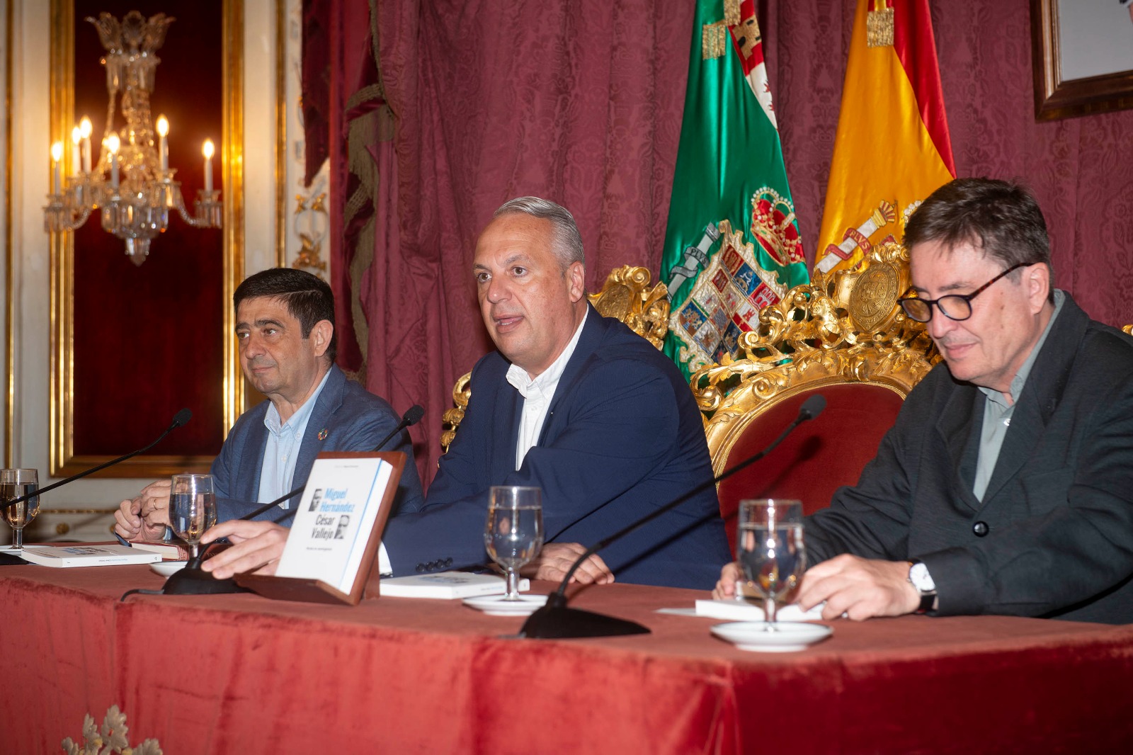 Francisco Reyes, Juan Carlos Ruiz y Luis García Montero. JPD de 371 KB | Fundación Miguel Hernández | Ampliar imagen