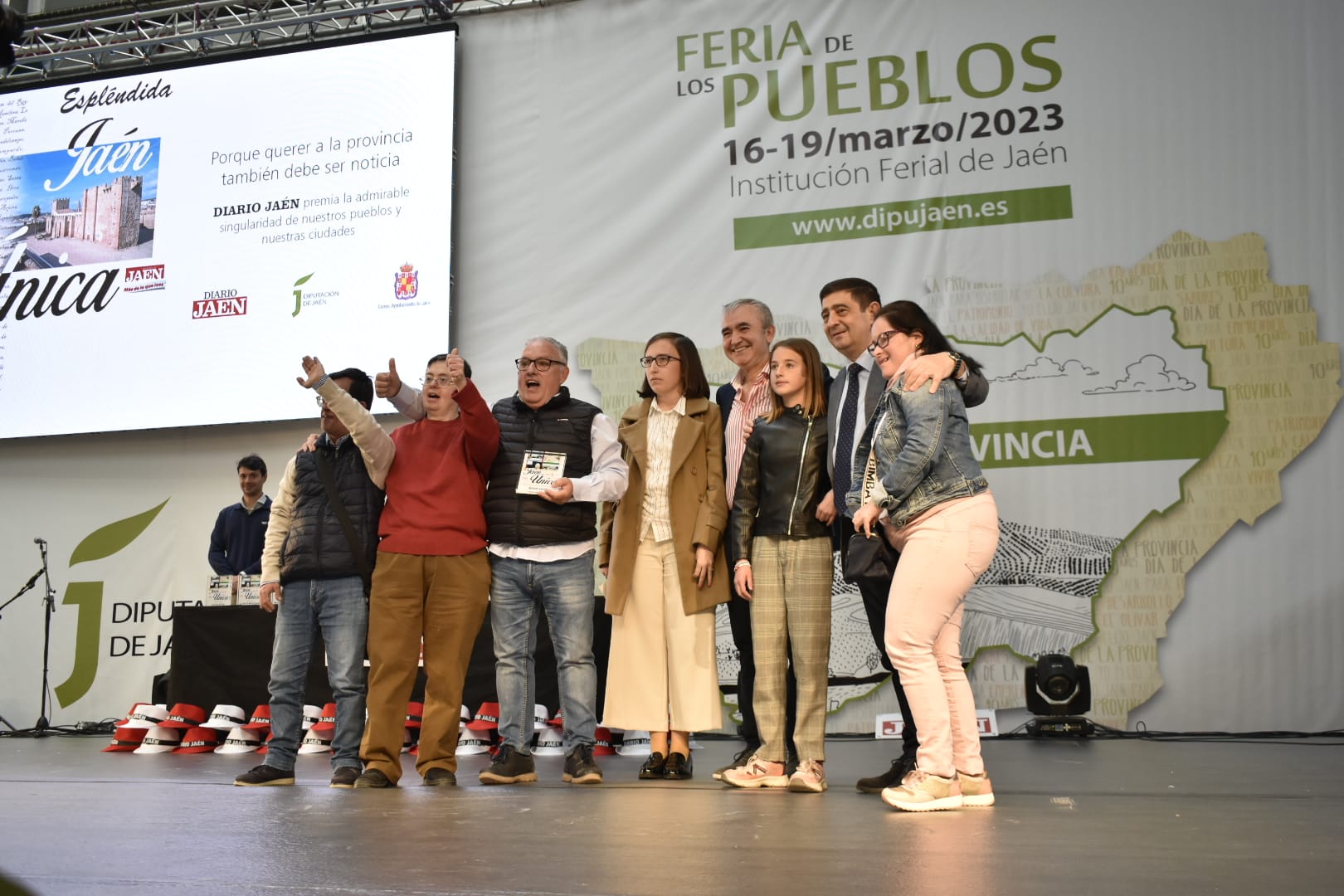 El presidente de la Diputación también ha entregado un premio a la asociación Abriendo camino de Mengíbar. JPG de 192 KB  | Imagen en ventana nueva | Diputación de Jaén 