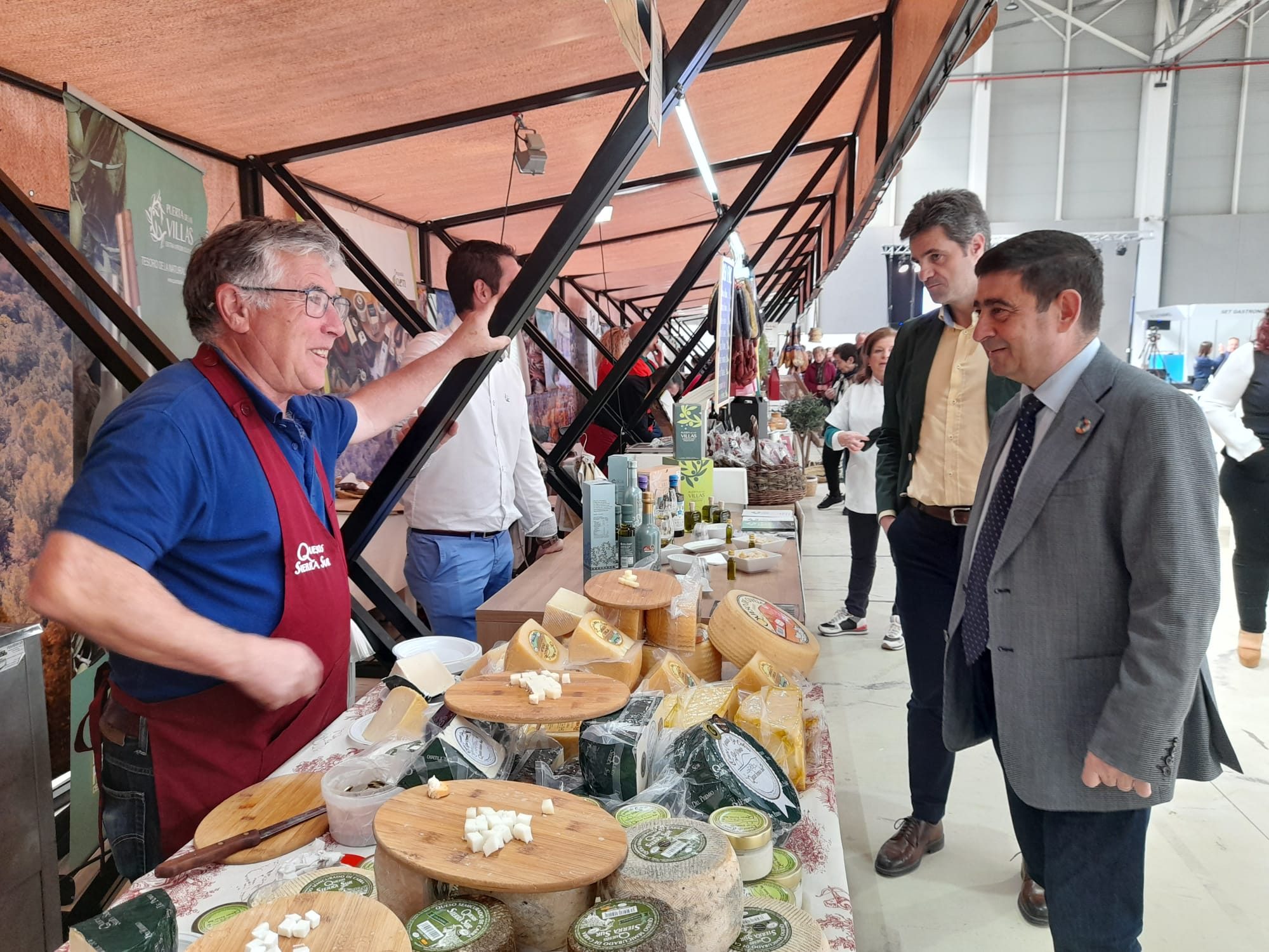 Francisco Reyes ha visitado el mercado Degusta Jaén ubicado en la Feria de los Pueblos. JPG de 409 KB | Ampliar en ventana nueva | Diputación de Jaén