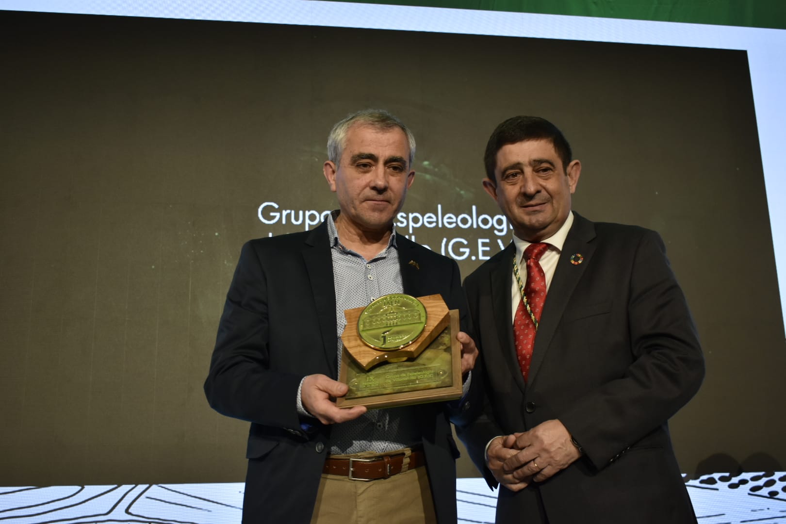 Antonio Pérez, socio fundador del Grupo de Espeleología de Villacarrillo, recibe el Premio de la Provincia. JPG de 112 KB  | Imagen en ventana nueva | Diputación de Jaén 