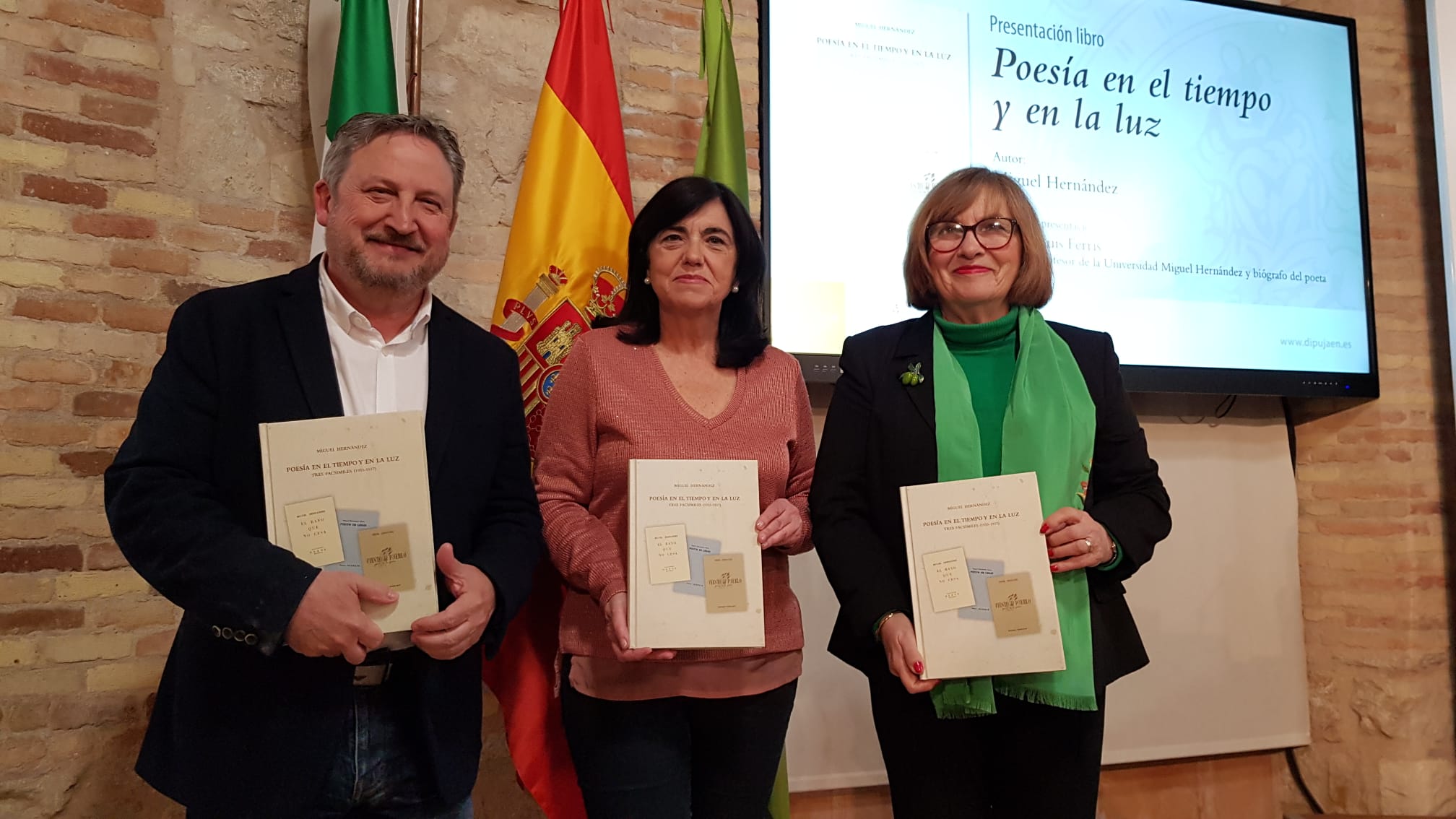 José Luis Ferris, Francisca Medina y Adela Tarifa en la presentación de "Poesía en el tiempo y en la luz". JPG de 206 KB
