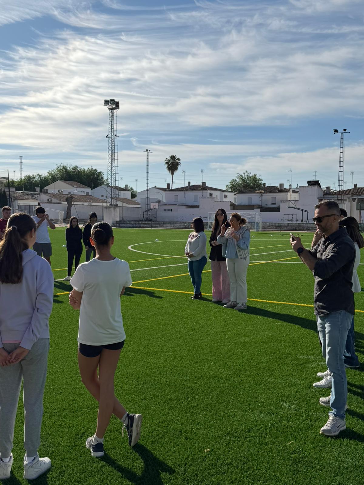 La diputada de Igualdad y Juventud, con la alcaldesa de Lopera durante el desarrollo de algunas de las actividades | Diputación de Jaén | Ampliar imagen