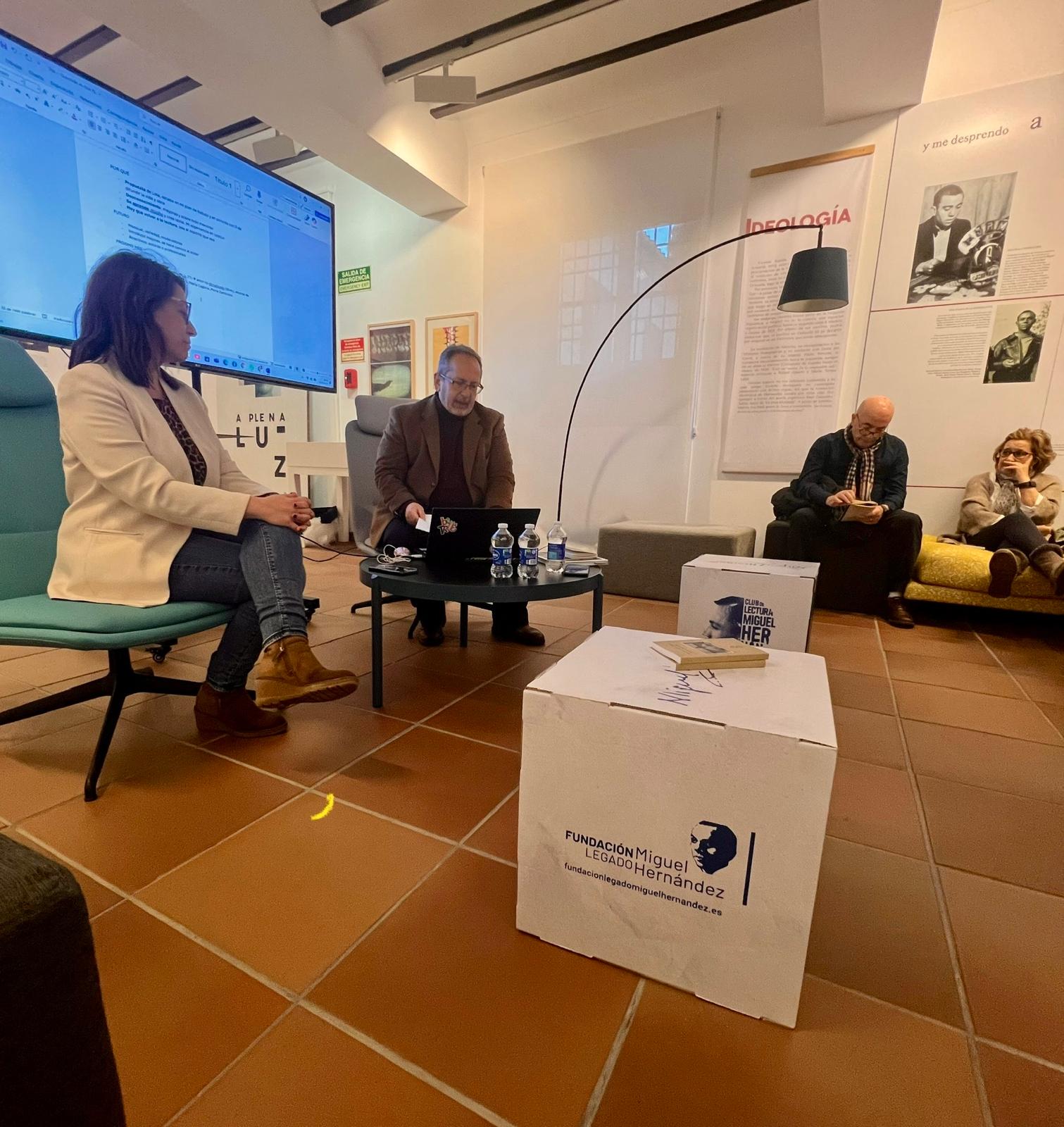 África Colomo ha participado en la puesta en marcha del Club de Lectura Miguel Hernández | Diputación de Jaén | Ampliar imagen